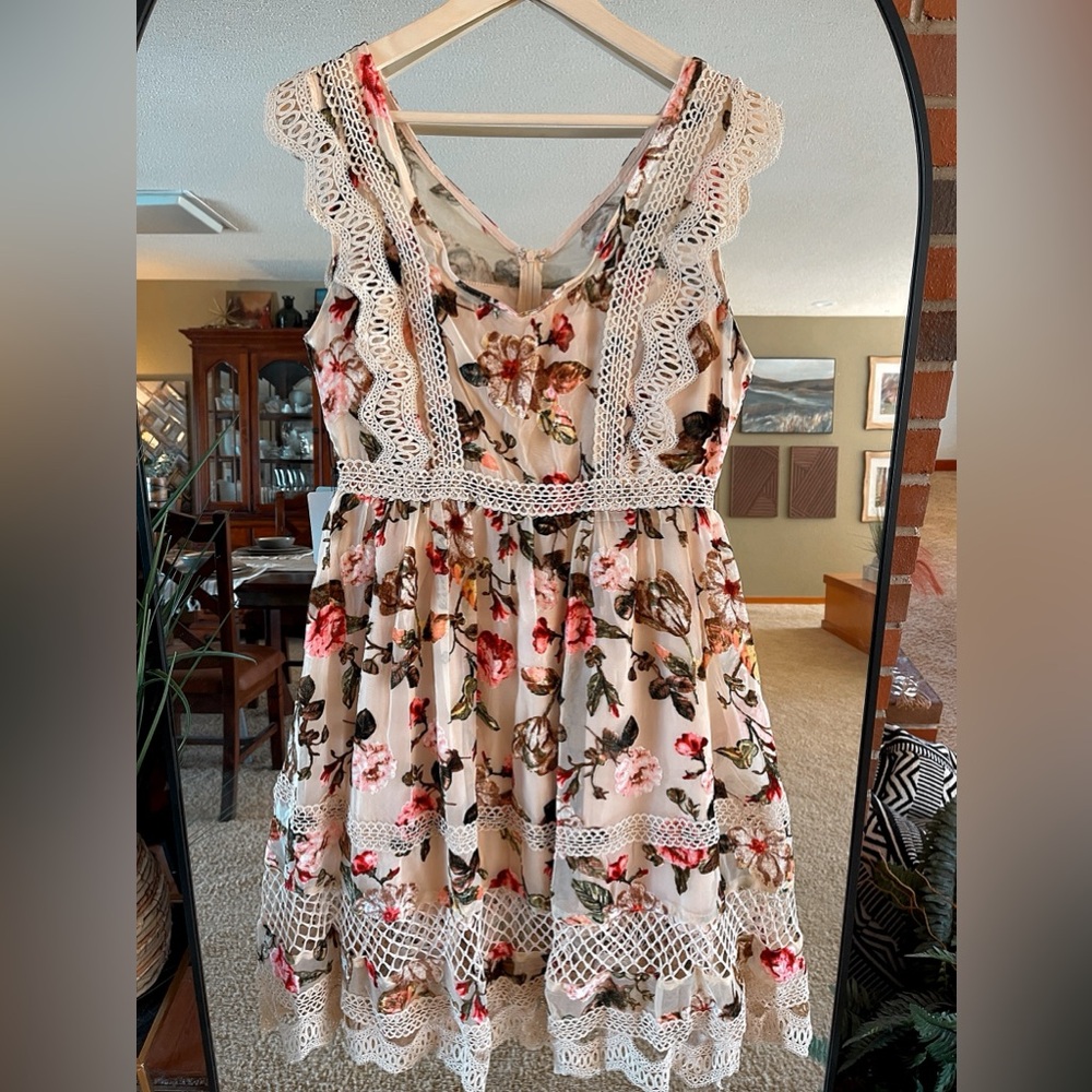 Gorgeous dress from Joyfolie! Size XL brand new with tags. Beautiful detail.